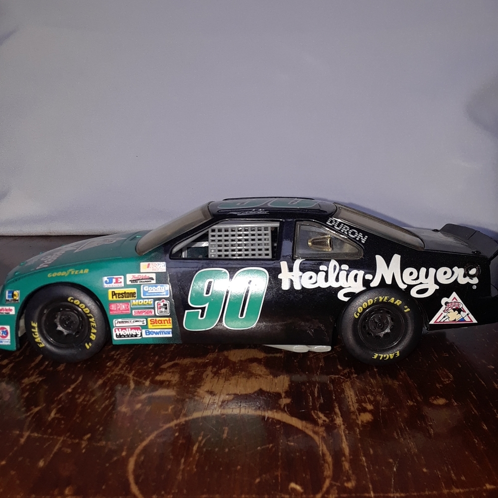 Mike Wallace #90 Heilig-Meyers 1995 Nascar Racing Champions 1:24 Scale Car - Picture 4 of 12